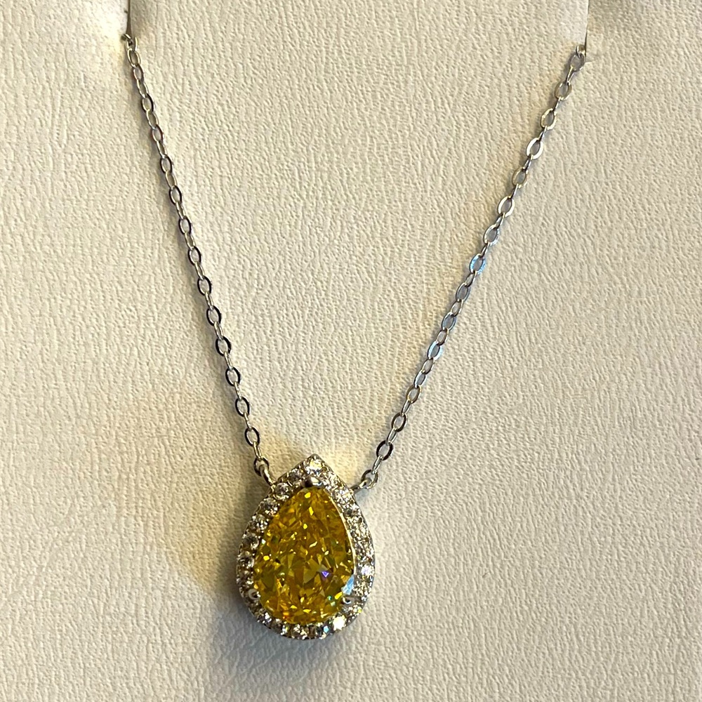 Water drop pear pendant necklace